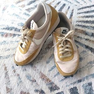 Nike Women's Tan and Cream Sneakers Size:7.5